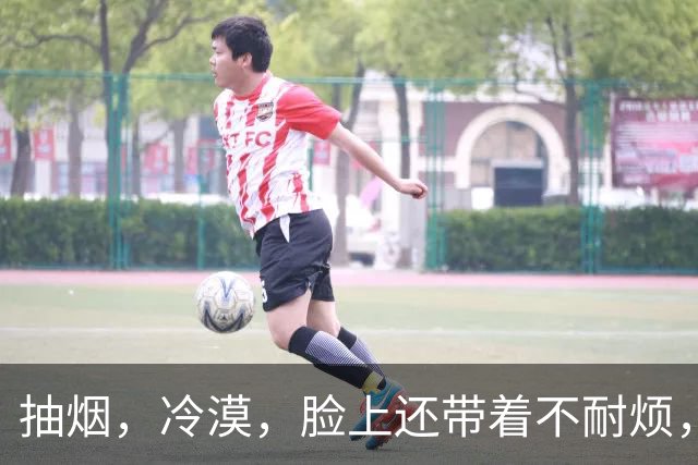 抽烟，冷漠，脸上还带着不耐烦，白车司机根本不觉得自己有错