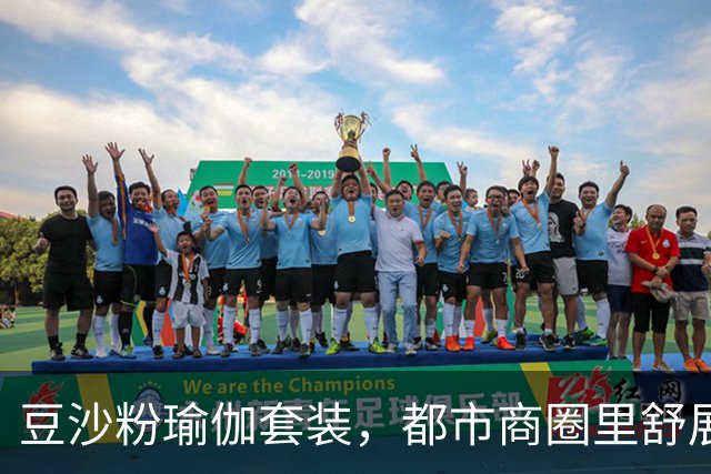 豆沙粉瑜伽套装，都市商圈里舒展的柔和曲线,完美勾勒出熟女人妻的自然饱满的体态